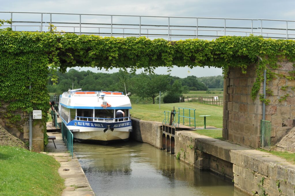 Bateau restaurant "Ville de Pont de Vaux 2 sur le canal (Ain Tourisme)